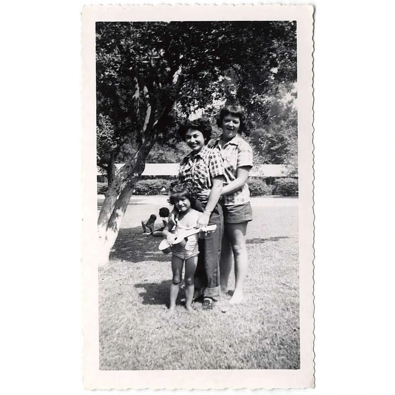 Photo: 3 Gals in Park with Uke (1950's?)